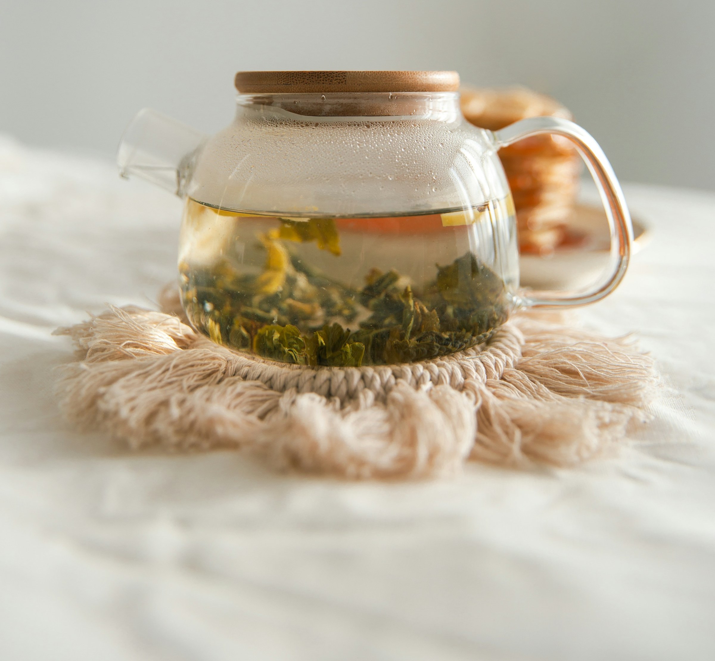 Théière en verre, infusion d'herbes — Betjeman & Barton Carouge